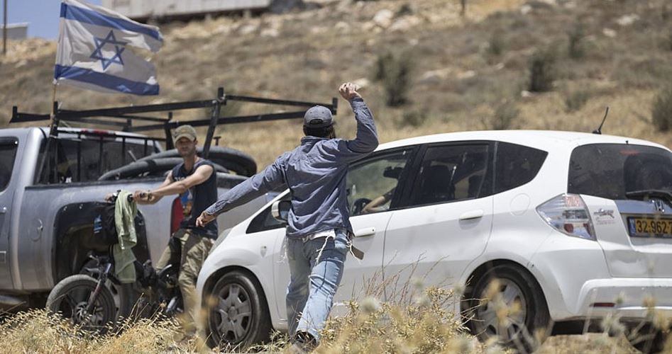 Pemukim Yahudi Serang Mobil Warga Palestina di Tepi Barat