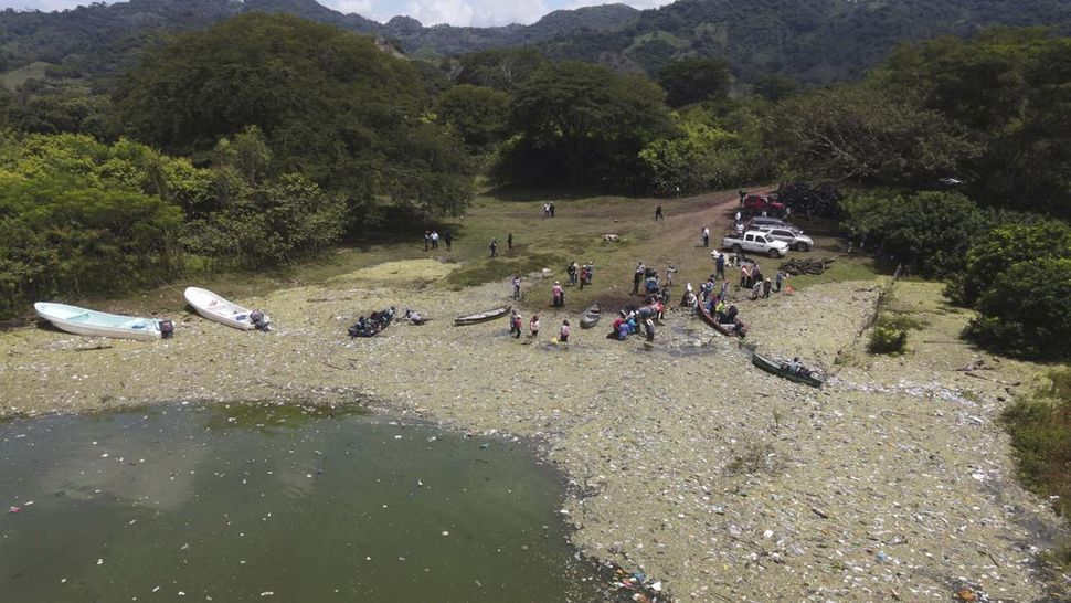 Danau Suchitlan El Salvador Diselimuti Sampah Plastik