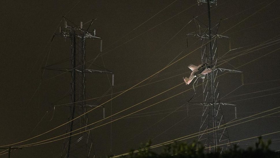 Pesawat Nyangkut di Menara Sutet AS