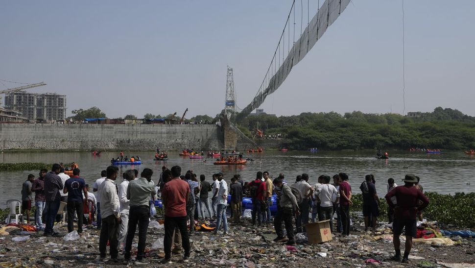 Jembatan India Ambruk Tewaskan 137 Orang