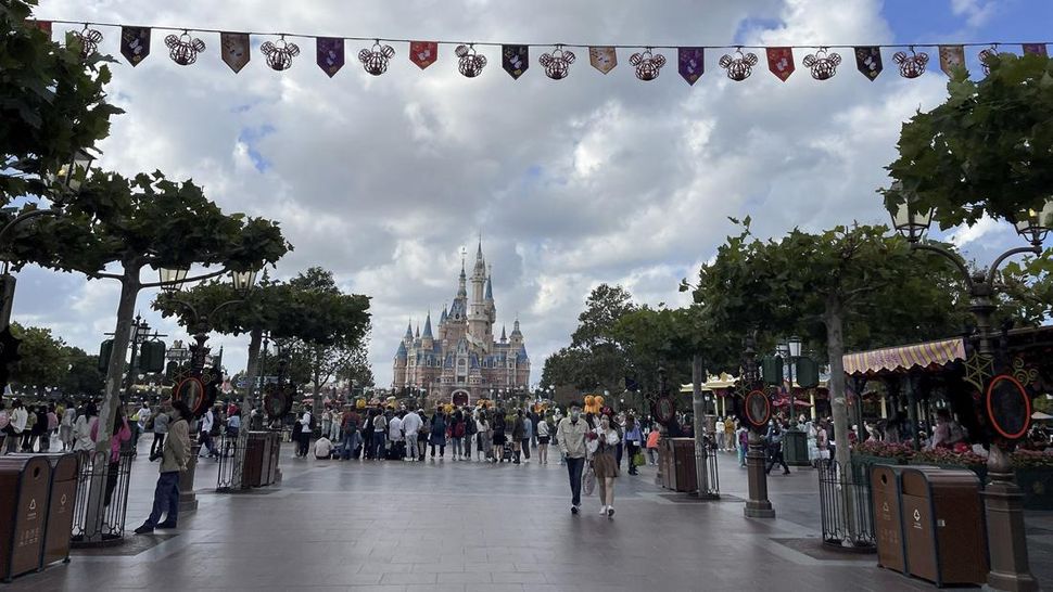 Para Wisatawan Terjebak di Disneyland Shanghai Gegara Lockdown