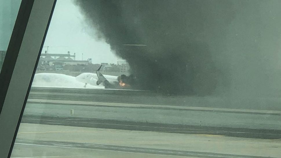 [FOTO] - Dua Tewas, Pesawat Tabrak Truk Pemadam Kebakaran di Bandara Peru