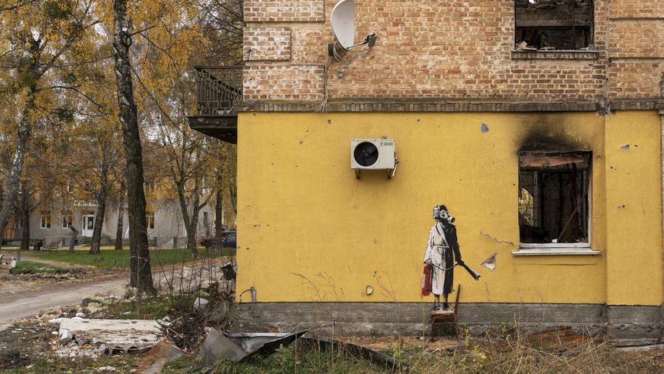 Gedung-gedung Rusak di Ukraina Dihiasi Mural Banksy