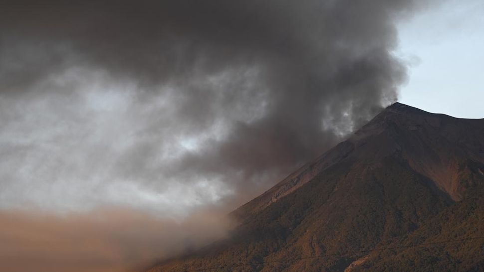 Potret Letusan Gunung Api Fuego yang Blokir Akses Guatemala