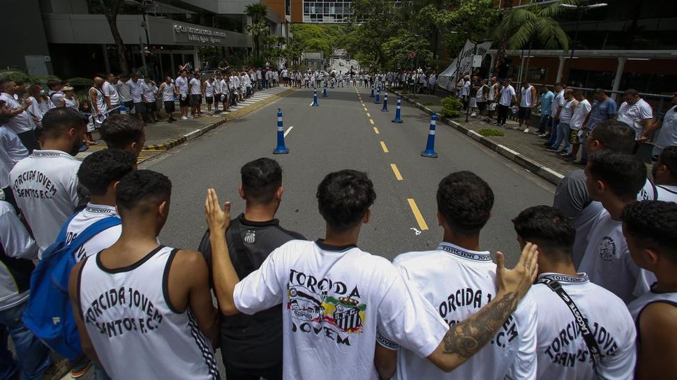 Para Penggemar Pele Gelar Doa Bersama di Luar Rumah Sakit