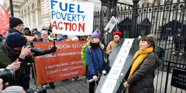 Pengunjuk Rasa Bawa Peti Mati ke Downing Street Dalam Kemarahan Atas Kematian Karena Dingin