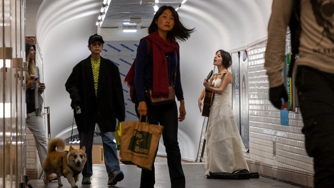 Alunan Pengamen Legal di Stasiun Metro Paris