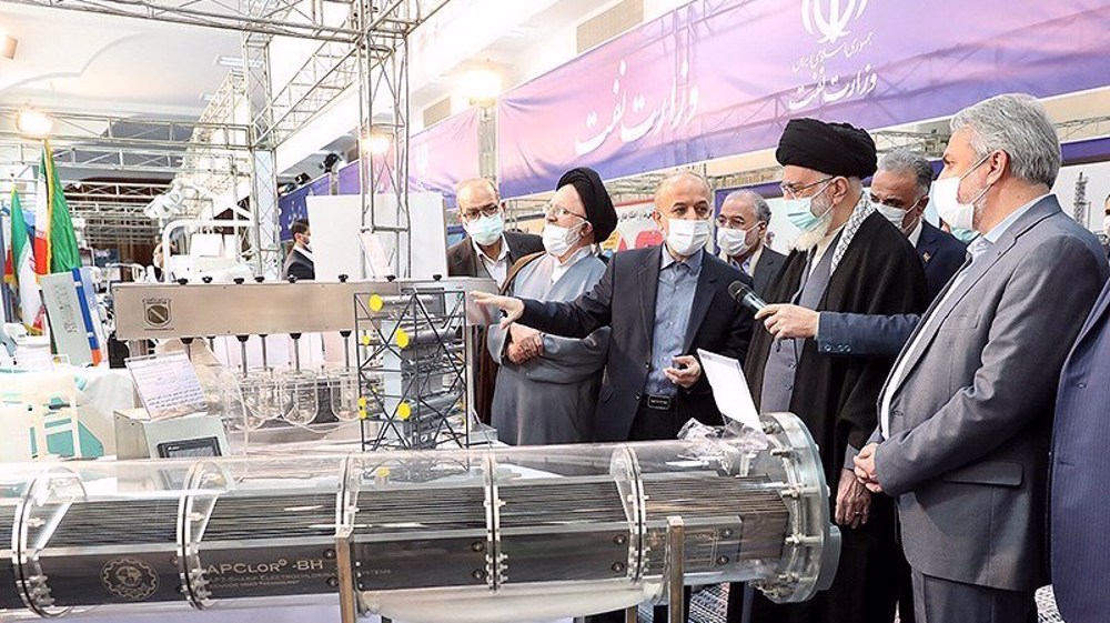 Ayatullah Khamanei Kunjungi Pameran Pencapaian Industri Iran