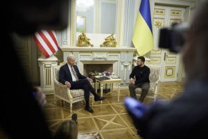 Biden Temui Zelensky Mendadak, Begini Kejadiannya