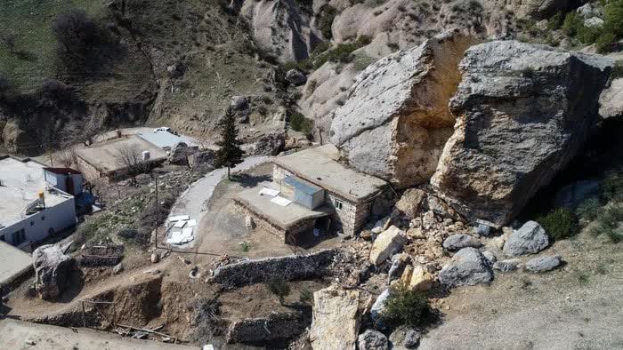 Potret Batu Besar di Turki yang Terbelah Dua Imbas Gempa