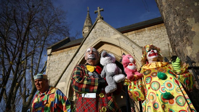 Kehadiran Badut Ramaikan Gereja di London