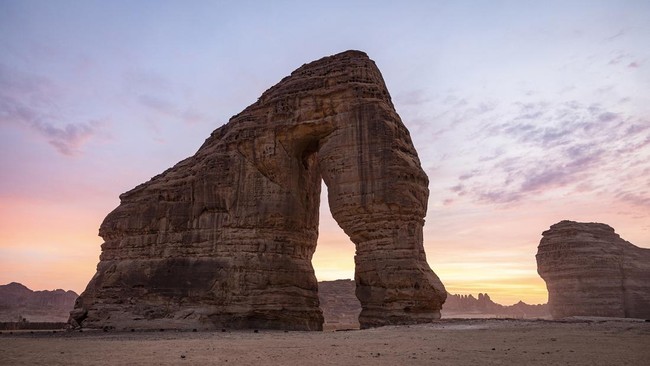 Keindahan Batu Gajah di Tengah Gurun Ula Arab Saudi