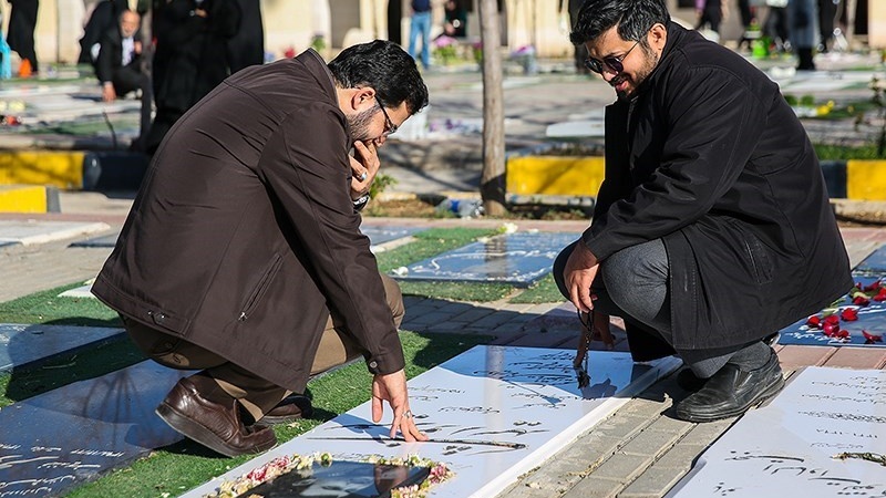 Warga Iran Ziarah Kubur di Akhir Sya'ban