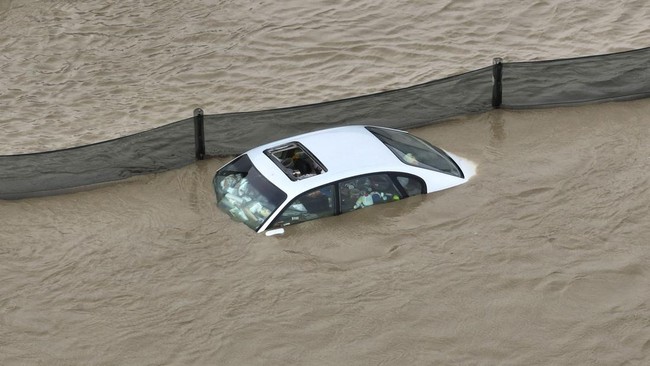 California Diterjang Banjir Bandang