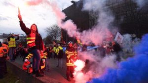 Pengunjuk Rasa Blokir Jalan Raya Utama Kilang Minyak Atas Reformasi Pensiun Macron