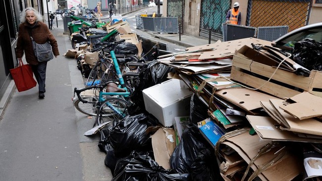 Kota Paris Dipenuhi Sampah 10 Ribu Ton Imbas Aksi Mogok Pekerja