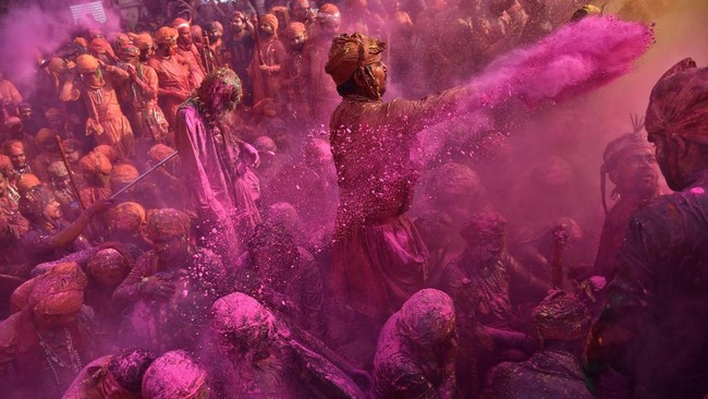 Potret Festival Holi 'Perang' Bubuk Warna-warni di India