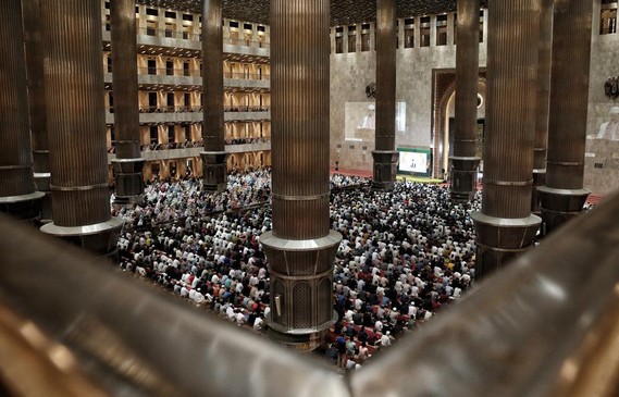 Salat Tarawih Perdana Ramadan 1444 H di Masjid Istiqlal