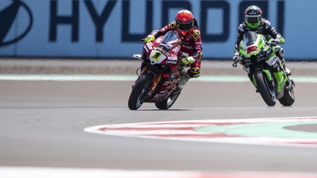 Aksi Hari Pertama Pembalap Tarik Gas di WSBK Mandalika 2023