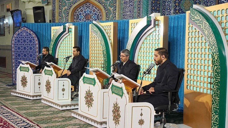 Tadarus di Mushalla Haram Suci Shah Abdul Azim Hasani, Iran