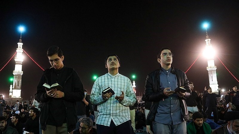 Warga Qom Padati Masjid Jamkaran Iran Di Malam Lailatul Qadr