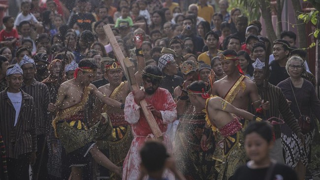 Potret Peringatan Jumat Agung di Penjuru Nusantara