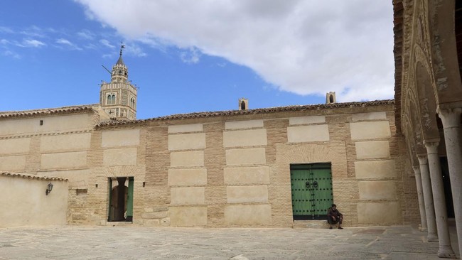 Masjid Agung Tunisia Memiliki Jam Kuno Bergerak Terbalik