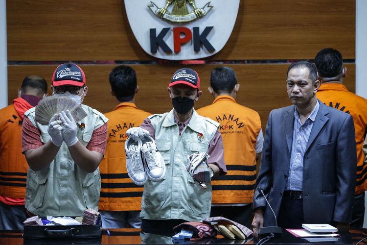 Demi Sepatu LV Wali Kota Bandung Yana Mulyana Pakai Uang Korupsi