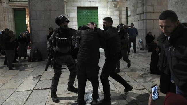 Jamaah Itikaf Masjid Al Aqsa Diserang Polisi Israel