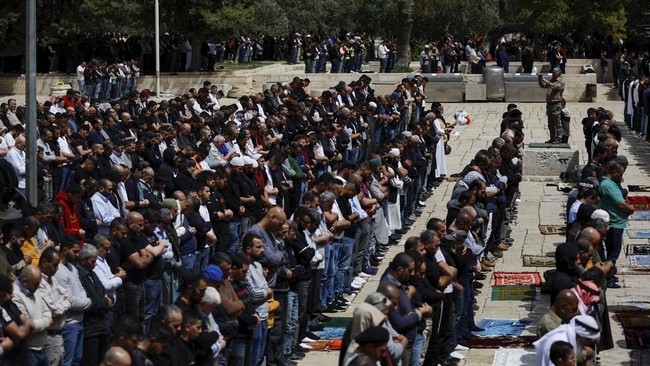 Suasana Salat Jumat di Al-Aqsa Pasca-Serangan Brutal Israel