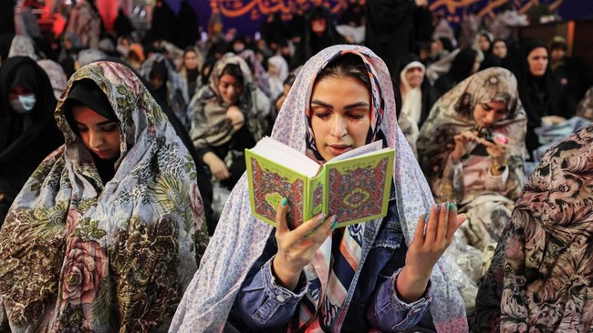 Warga Iran Penuhi Masjid Sambut Lailatul Qadar