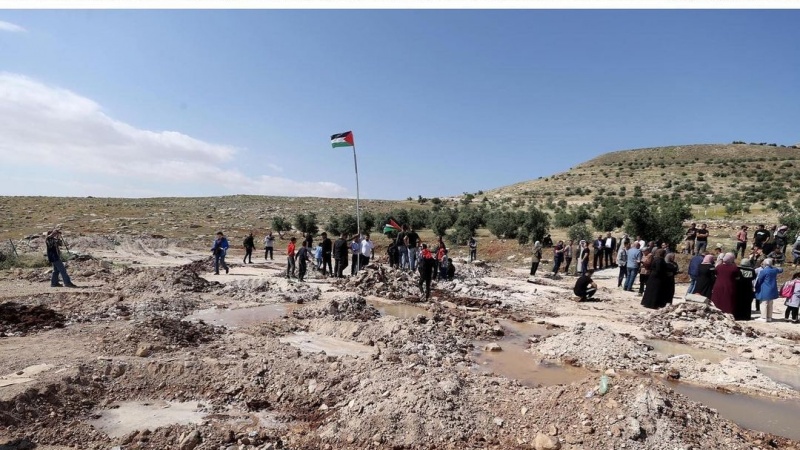 Gedung Sekolah Dihancurkan Zionis, Warga Palestina Berusaha Mencegah