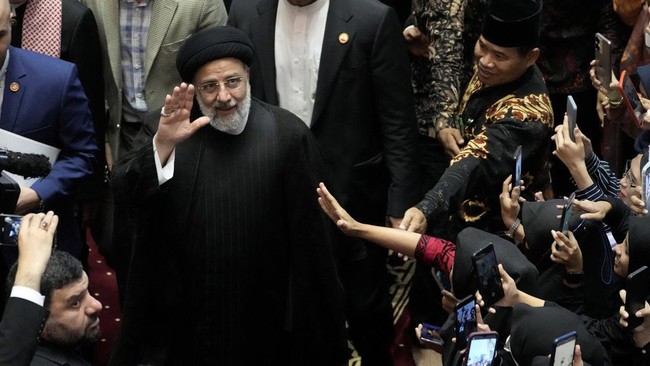 Potret Presiden Iran Ebrahim Raisi Salat Berjamaah di Istiqlal