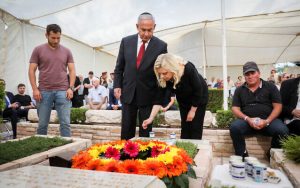 Netanyahu Temukan Surat Kaleng di Makam Adiknya