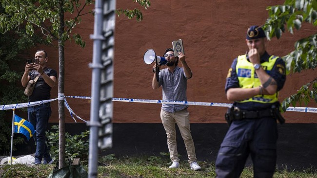 Pengunjuk Rasa Bakar Al-Qur'an di Swedia saat Idul Adha