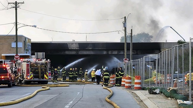 Jalan Layang di Philadelphia AS Ambruk Tiba-tiba