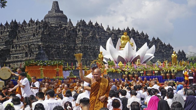 Perayaan Tri Suci Waisak di Pelosok Nusantara