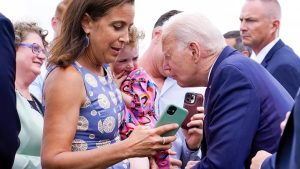 Interaksi Aneh Joe Biden dengan Gadis Kecil Viralkan Dunia Maya