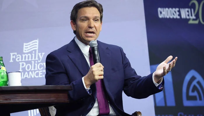 Gubernur Florida Ron DeSantis berbicara kepada para tamu di KTT Kepemimpinan Keluarga pada 14 Juli 2023, di Des Moines, Iowa.