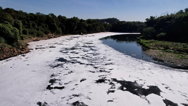 Sungai Brasil Tercemar Parah, Berbusa dan Bau Busuk