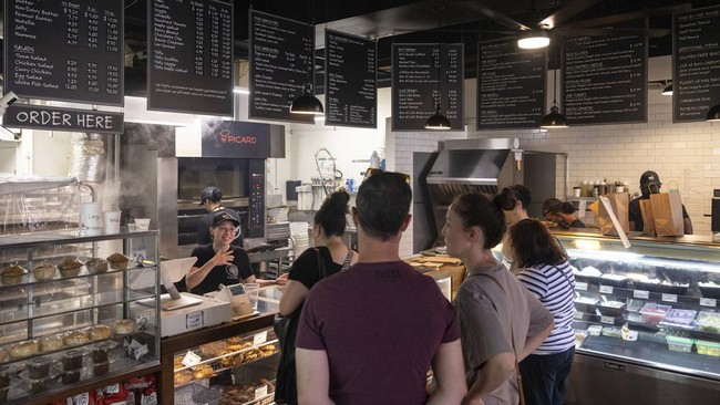 Andrew Martinez, Sang Raja Bagel Kota New York