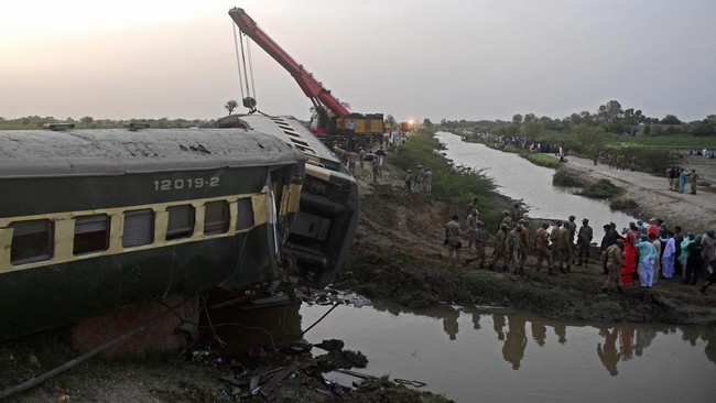 Kecelakaan Kereta Pakistan yang Tewaskan 30 Orang