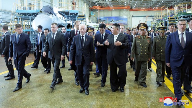 Kim Jong Un Berkunjung ke Pabrik Pembuatan Jet Tempur Rusia