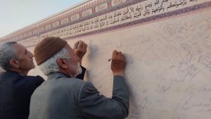 Warga Iran Ikut Tandatangani Petisi Terbesar Menentang Penodaan Al-Qur'an