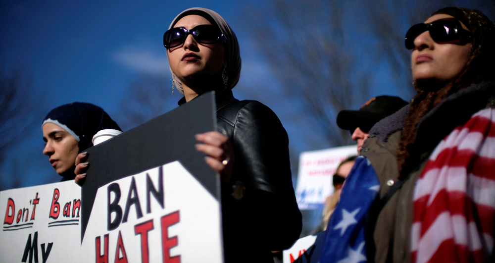 Kelompok Muslim Amerika Tuntut FBI atas Daftar Larangan Terbang Yang Rahasia