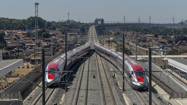 Jokowi Perdana Jajal Kereta Cepat Jakarta-Bandung