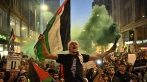 Di Inggris, Mengibarkan Bendera Palestina adalah Pelanggaran Pidana