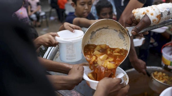 Anak-anak Palestina Mengantri Jatah Makanan di Lokasi Pengungsian