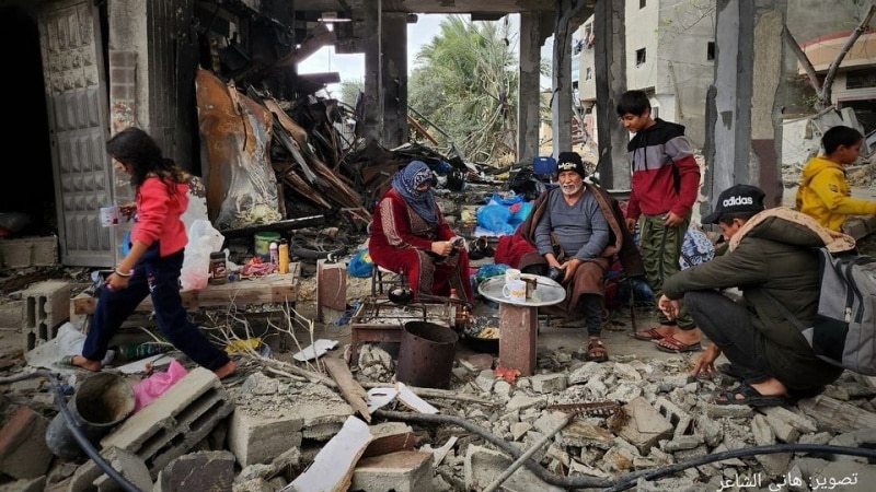 [FOTO] - Warga Palestina Terpaksa Tinggal di Puing-Puing Rumah Hancur