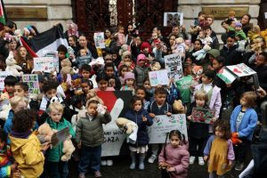 Anak-Anak London Tuntut Kemlu Inggris Kirimkan Boneka-Boneka Mereka untuk Anak-Anak Palestina